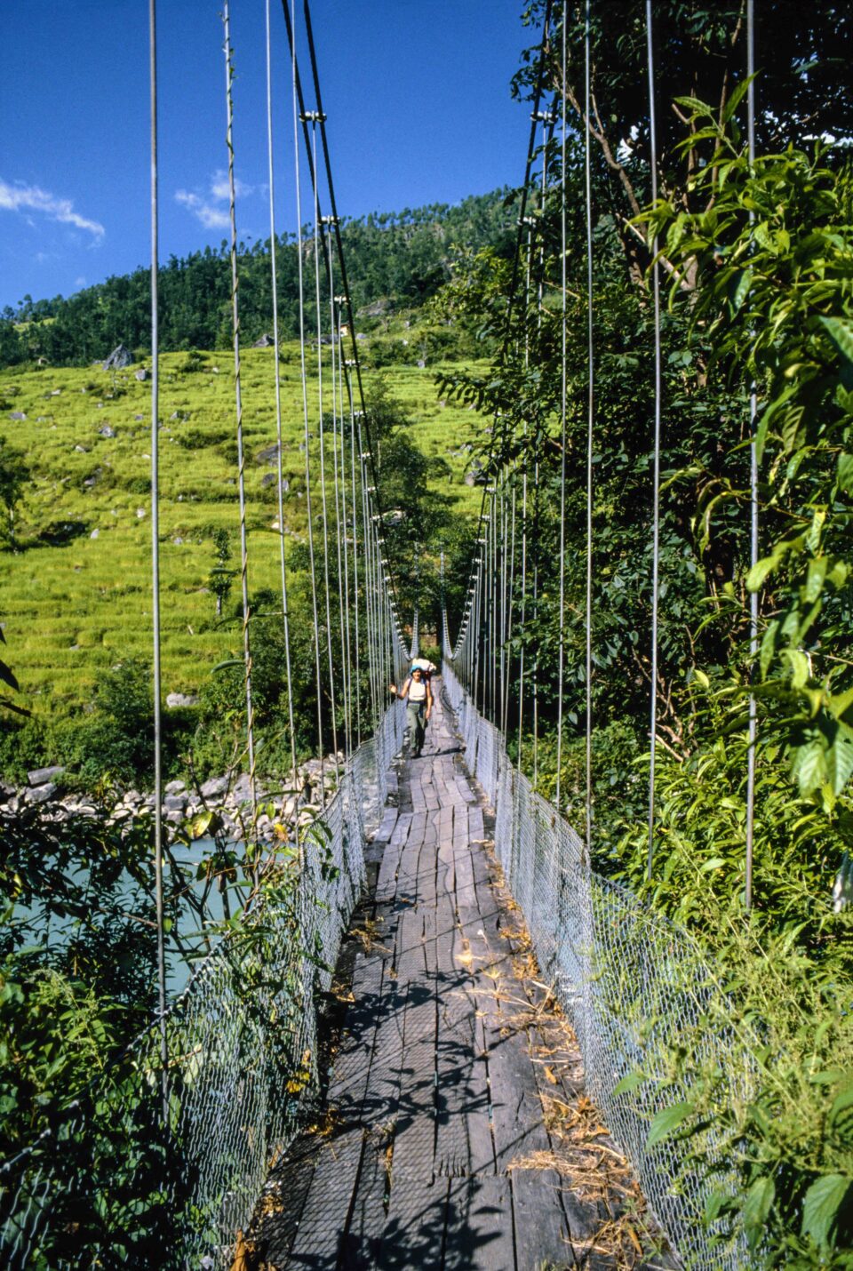 In Nepal, un ponte tibetano non si riferisce a un singolo ponte specifico, ma piuttosto a una tipologia di ponte sospeso, spesso utilizzato per collegare villaggi o attraversare fiumi in zone montuose. Questi ponti sono noti per la loro struttura aerea e l'uso di funi, e sono diventati un'attrazione per gli amanti dell'avventura.
