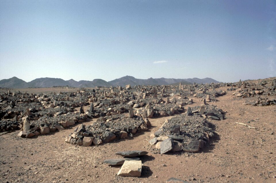 Cimitero islamico nell’Hoggar con tombe orientate verso la Mecca, nel deserto algerino