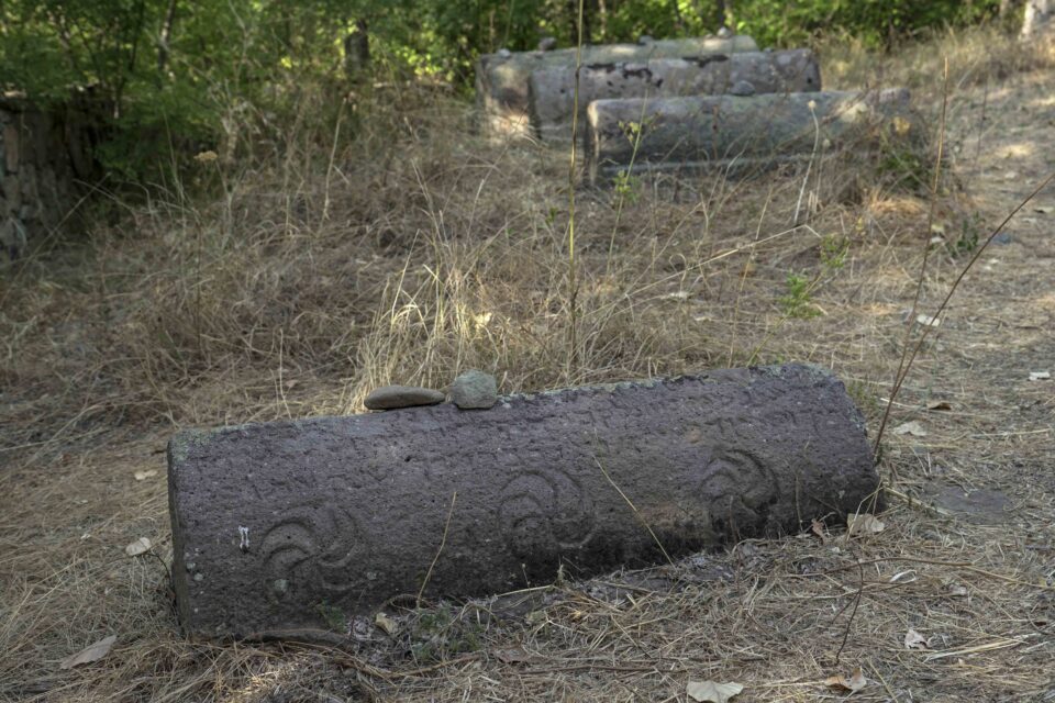 Le tombe medievali di Yeghegis, unica traccia di una comunità ebraica dimenticata.