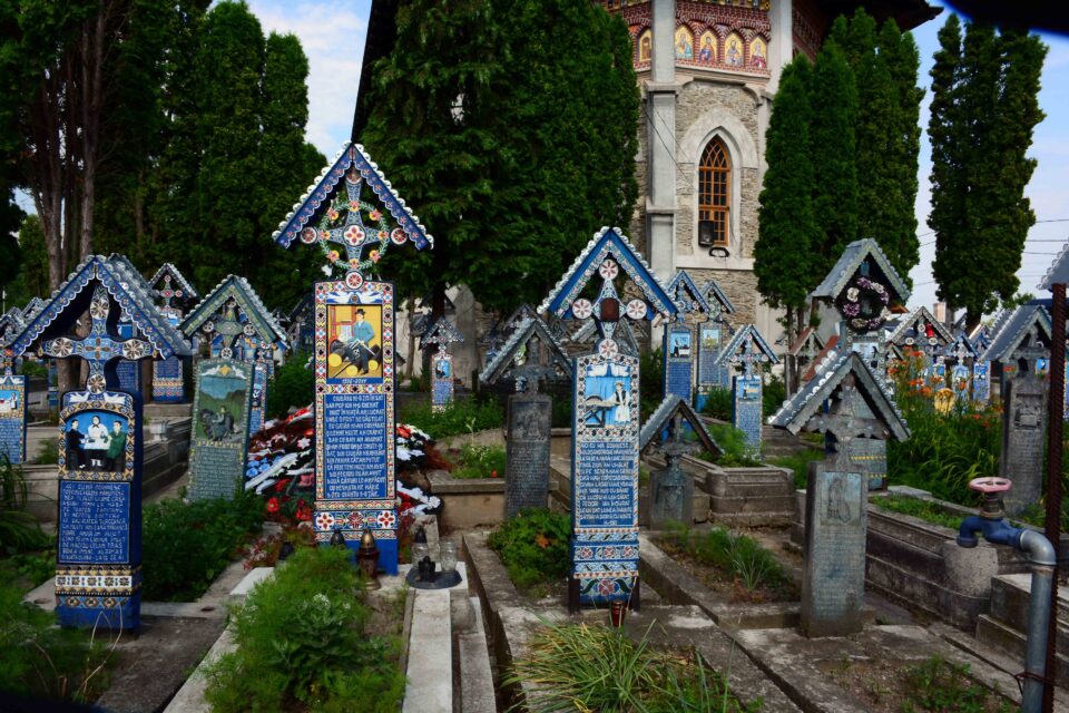 Le croci dipinte di blu con iscrizioni ironiche nel cimitero di Săpânța in Romania.