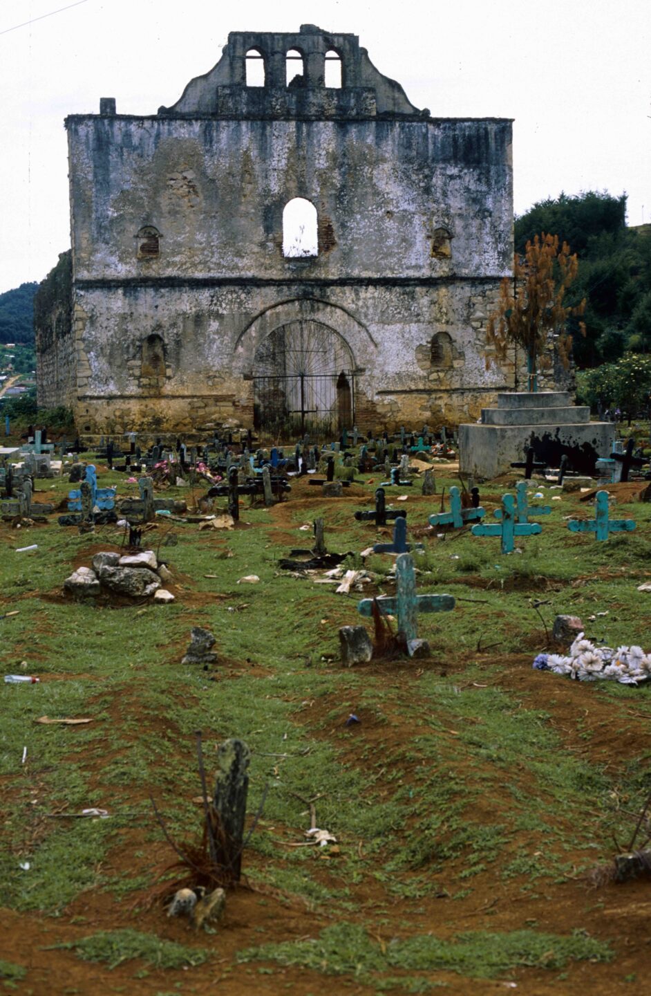 Croci colorate nel cimitero indio di San Juan Chamula in Chiapas.