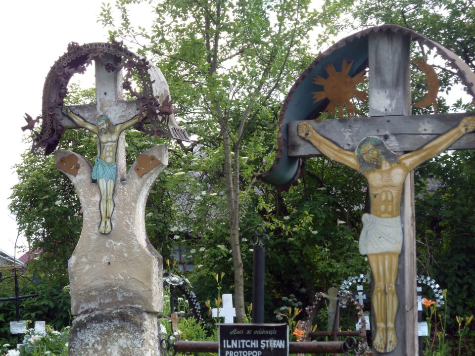 Caratteristiche croci nel cimitero della chiesa di San Nicola a Maramures.