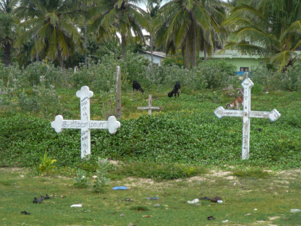 Un cimitero davanti alla spiaggia a Nilaveli, isola di Sri Lanka