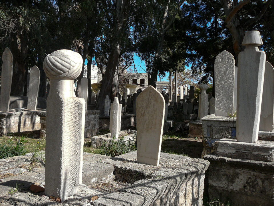 Lapidi consumate dal tempo in un antico cimitero ottomano sull'isola di Rodi. La memoria sopravvive nella pietra e nel silenzio.