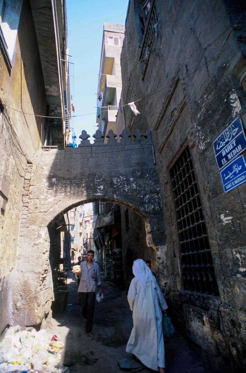 Le strade del Cairo vecchio evocano la città che visito Ibn Battuta e che il viaggiatore ha descrito nei suoi Viaggi